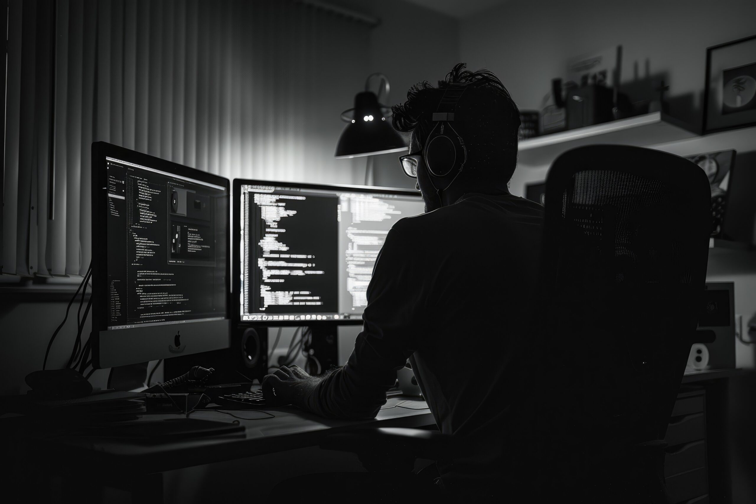 dark-theme-coding-environment-high-contrast-moody-atmosphere-night-wideangle-lens-coding-dark